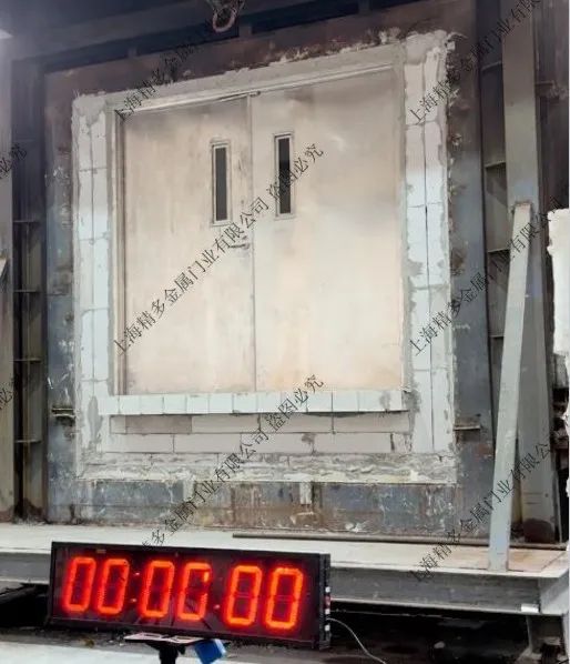 硬核挑战3小时烈焰炙烤！精多UL防火门以“钢铁之盾”诠释品质传奇(图3)